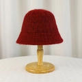 Cappello bucket invernale in maglia rosso scuro esposto su un supporto in legno - Borgogna (6015)