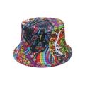 Vue détaillée d'un chapeau bob avec motifs d'art psychédélique et faces abstraites - Style Portrait Rose Rouge Orange Violet (B)