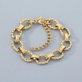 Dettaglio di un bracciale a catena in acciaio inossidabile dorato con chiusura a moschettone - Oro (KB203743-ZCG)