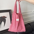 Borsa tote a scacchi rossi e bianchi in morbida maglia con etichetta del marchio - Quadretti Rossi