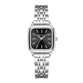 Détail du cadran carré noir avec bracelet en acier argenté sur une montre femme - Cadran Noir Argenté
