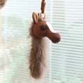 Portachiavi a testa di cavallo in peluche marrone con criniera morbida e anello in metallo - Marrone Scuro