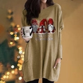 Details des khakifarbenen Weihnachts-Sweatkleids mit Wichtel-Print und Schriftzug - S / Kleider / Khaki