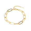 Detalle de una pulsera de eslabones tipo clip bañada en oro de 18K con cadena ajustable - Pulsera de Cadena de Clip Dorado