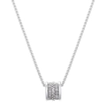 Détail macro du pendentif taille argenté serti de micro-zircones cubiques brillants - Argenté
