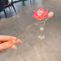 Primer plano de una horquilla de loto rosa brillante con elegantes borlas plateadas y perlas - F0649 Lámpara de Loto / Rosa Rojo