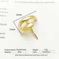 Eleganter goldener Haargummi-Haken aus Legierung mit poliertem Finish auf einem Buch - Ecke Stil / Gold