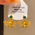 Gros plan détaillé d'une boucle d'oreille abeille avec placage or et cristaux brillants - Tige en Argent 925 - Design Abeille Dorée