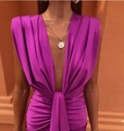 Detailaufnahme des lila Satin-Kleides mit V-Ausschnitt, Schulterpolstern und Faltenwurf - S / Lila