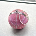 Dettaglio dei strass rosa e della ferramenta metallica sulla borsa da basket chic - Rosa