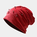 Detalle de gorro de terciopelo rojo con cuentas de metal plateado y líneas de pedrería fina - M (56-58cm) / Burdeos