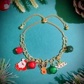 Pulsera navideña dorada con colgantes de Papá Noel, reno y NOEL sobre fondo verde - Estilo Alce (0776)