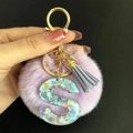 Porte-clés pompon violet avec pendentif lettre S en résine à paillettes de cœur - Lettre S