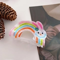 Detalle de pinza para el pelo de acrílico con diseño de conejo y rayas de colores arcoíris - 8cm / Conejo arcoiris