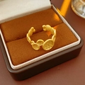 Primer plano de un anillo dorado martillado con diseño de gota de aceite en caja de terciopelo - Dorado