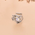 Dettaglio del piercing naso a L in argento con design a cuore e cristallo iridescente - 10# / Argento