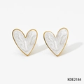 Boucles d'oreilles cœur minimalistes dorées avec texture émail marbré blanc - Boucles d'Oreilles Cœur Blanches (KDE2184)