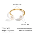 Vista detallada del anillo de acero chapado en oro de 18K con medidas de talla y perlas - Estilo de Doble Perla (YYR025029)