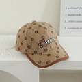 Dettaglio del cappello da baseball in velluto marrone con ricamo a forma di orso - Cappello da Baseball con Orso e Cuore / Cachi