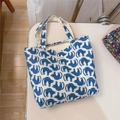 Detalle de bolsa de lona con estampados de gatos azules y etiqueta de deseo simple - Gato Azul