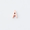Gedetailleerde weergave van roségouden letter A kraal met 1,8 mm gat en spiegelglans - Letter A (XKZ007-Roségoud A)