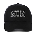Gros plan de la broderie MOM blanche sur une casquette de baseball en coton noir - Noir MOM