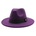 Detailansicht eines lila Fedora-Hutes mit schwarzem Band und goldener M-Metallschnalle - M (56-58cm) / Lila