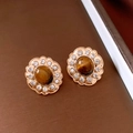 Dettaglio degli orecchini vintage a fiore con pietra occhio di tigre e placcatura - Orecchini (Perno in Argento-Oro-Marrone)