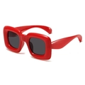 Glänzende, knallrote Kindersonnenbrille mit dickem Rahmen und dunklen Gläsern - Roter Rahmen Graue Gläser