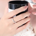 Anillo minimalista de bambú plateado con acabado metálico en la mano de la modelo - US 6 / Color Acero