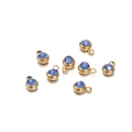 Détail de huit pendentifs ronds en acier doré 6mm avec cristaux de pierre de naissance bleus - 20 Pièces / 11.5g / Cadre Doré / Zircone Bleue