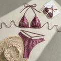 Bikini leopardato rosa metallizzato steso su un tappeto da spiaggia in paglia - S / Rosa Scuro