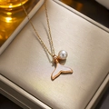 Elegante collana con perle e coda di pesce in oro 18k su scatola portagioie beige - Oro rosa