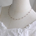 Collar de titanio chapado en oro con piedras amatistas púrpuras y pequeñas cuentas de oro - Collar De Piedras Púrpuras Y Cuentas Doradas - Dorado