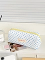 Dettaglio del beauty case trapuntato bianco a pois blu con cerniera gialla superiore - Astuccio ottagonale a pois limone