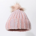 Gorro de punto rosa de invierno con pedrería arcoíris y un pompón de piel sintética - Rosa