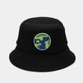 Dettaglio del cappello bucket in cotone nero con ricamo terra e cuciture sulla tesa - M (56-58cm) / Nero