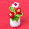 Vista de detalle de flores tejidas a mano en maceta blanca con hilo rojo y verde - Rojo Degradado
