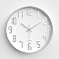 Minimalistische 12-Zoll weiße Wanduhr mit 3D-Prägezahlen und präzisem Quarz-Uhrwerk - Weißes Zifferblatt Galvanisiertes Silber