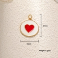 Detalle del colgante de corazón rojo de 18 mm bañado en oro con medidas de tamaño - Blanco con corazones rojos
