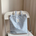 Blauw-wit gestreepte canvas tas met strikborduurwerk op een witte metalen vouwstoel - Lichtblauw Gestreept met Strik