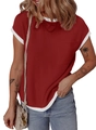 Detail eines gerippten Kurzarm-T-Shirts mit Kontrastbesatz am Ausschnitt und Brusttasche - S / Burgunderrot