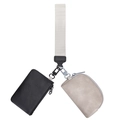 Detail von schwarzem Lederkartenhalter und beige Wildledertasche an gestreiftem Schlüsselband - Hellgrau (Schwarz & Beige)