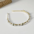 Detalle de diadema floral con flores de esmalte blanco, perlas y hojas sobre marco dorado - Hoja Pequeña