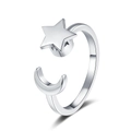 Vue macro d'une bague ouverte argentée avec breloques étoile et lune en relief - Style Étoile Lune Argenté(KL-06511)