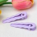 Dettaglio di due fermagli per capelli ondulati viola lavanda su tessuto con tulipani - Viola