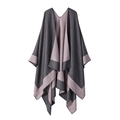 Detail der wendbaren Strickponcho-Struktur mit kontrastierendem Grau und Rosa Finish - Kontrastrand-Grau Rosa Wendbar