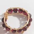 Anello di granato fatto a mano con filo di rame placcato oro 14K stile minimal - Granato a perle complete