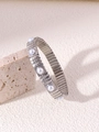 Dettaglio del bracciale elastico argento con perle d'acqua dolce su sfondo di pietra - Argento