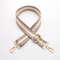 Detail eines gestreiften Taschengurt aus Canvas mit goldenen Haken und Schnalle - Gun Black Hardware / A5 Streifen Goldseide